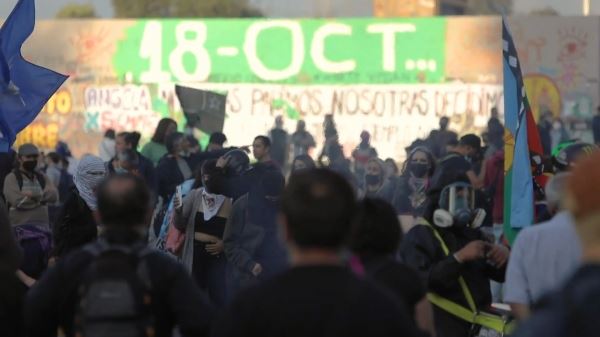 Разгон протестующих в Чили показали на видео